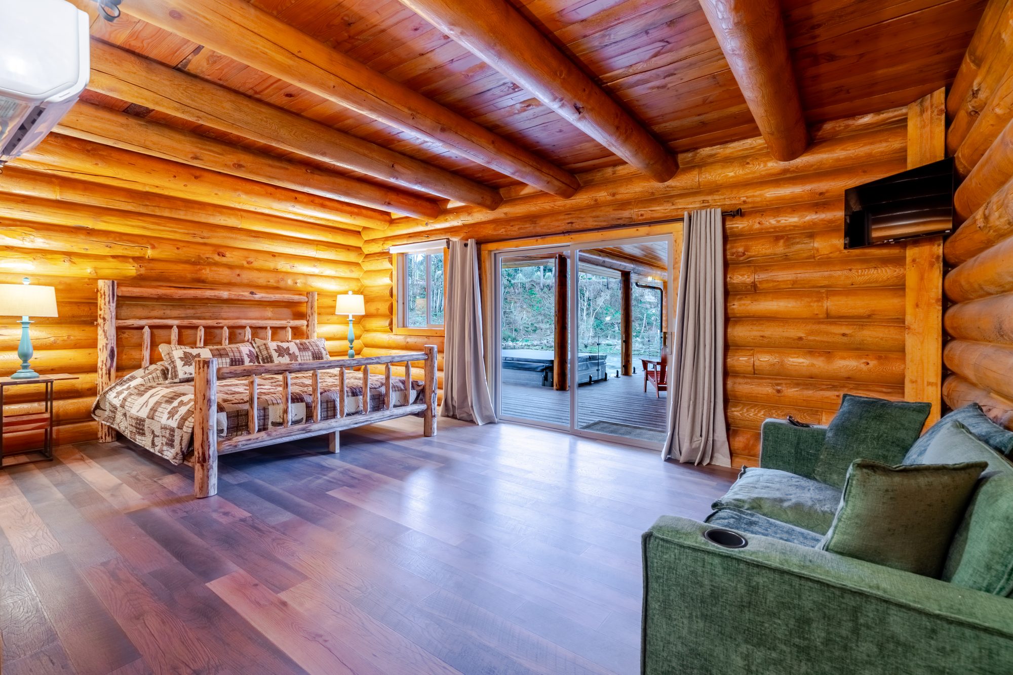 The king room with log frame bed