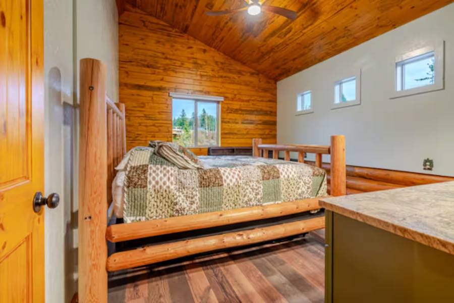 The queen room with log frame bed