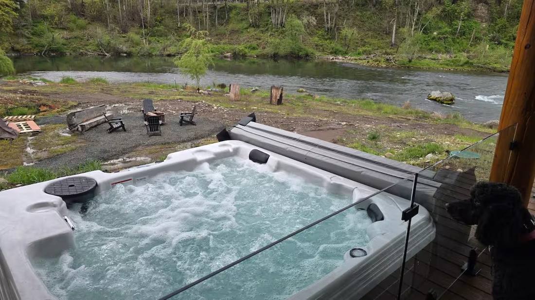 Spa hot tub overlooking the North Santiam River